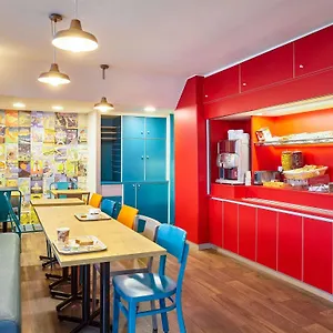 Hotelf1 Centre Courtine Gare Tgv Hotel Avignon